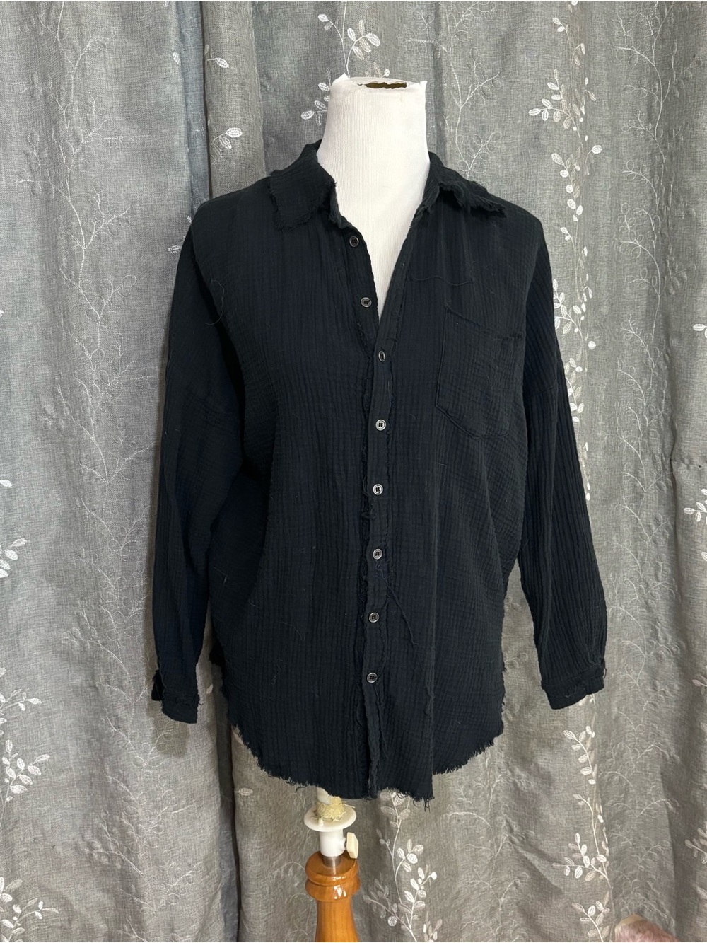 Zenana Outfitters Button-Down Textured Shirt size small